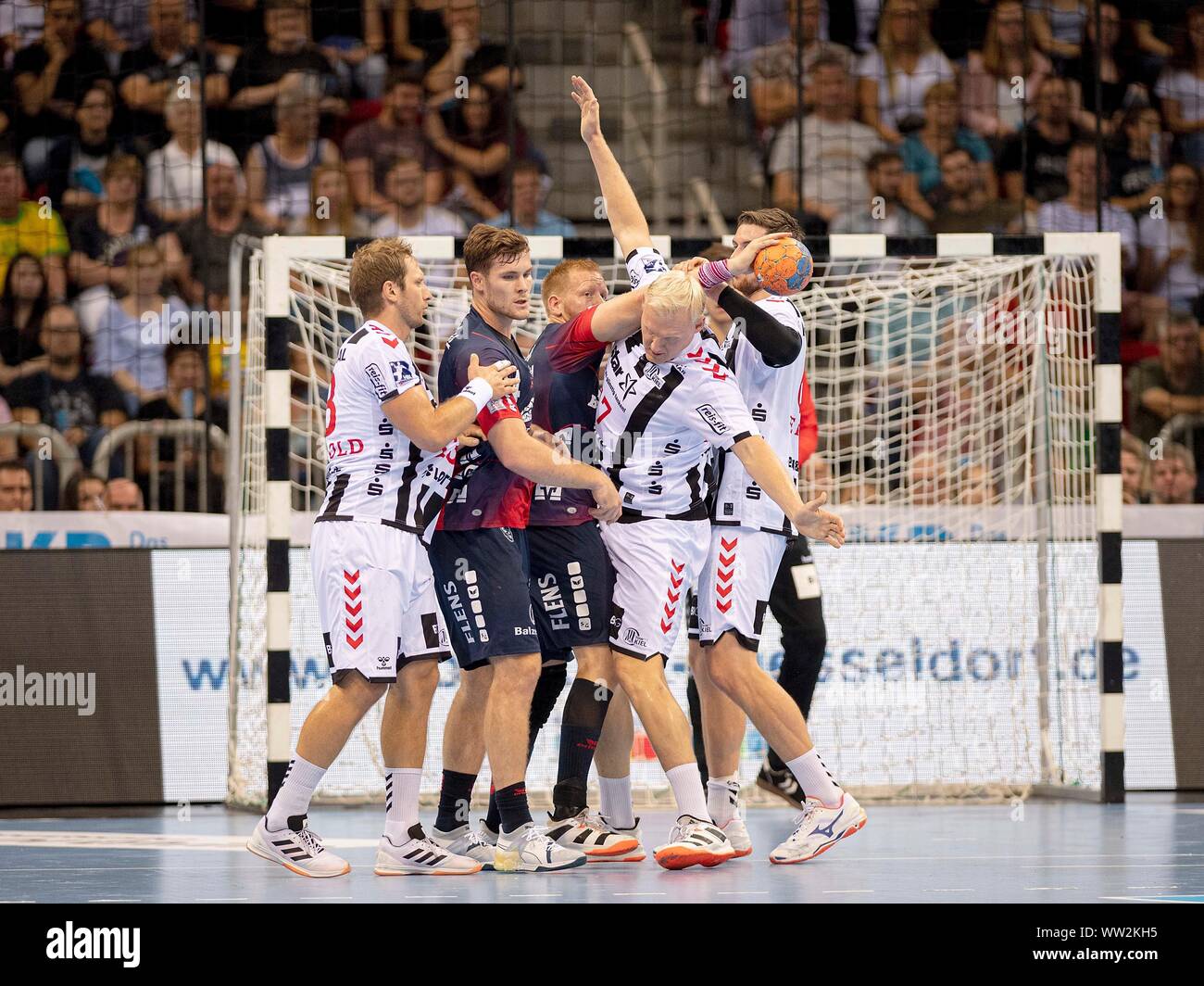 Steffen Weinhold Ki Johannes Golla Fl Jim Gottfridsson Fl Patrick Wiencek Ki Hendrik Pekeler Ki Action Handball Super Cup 2019 Sg Flensburg Handewitt Fl Thw Kiel Ki 32 31 In The Seven Meter