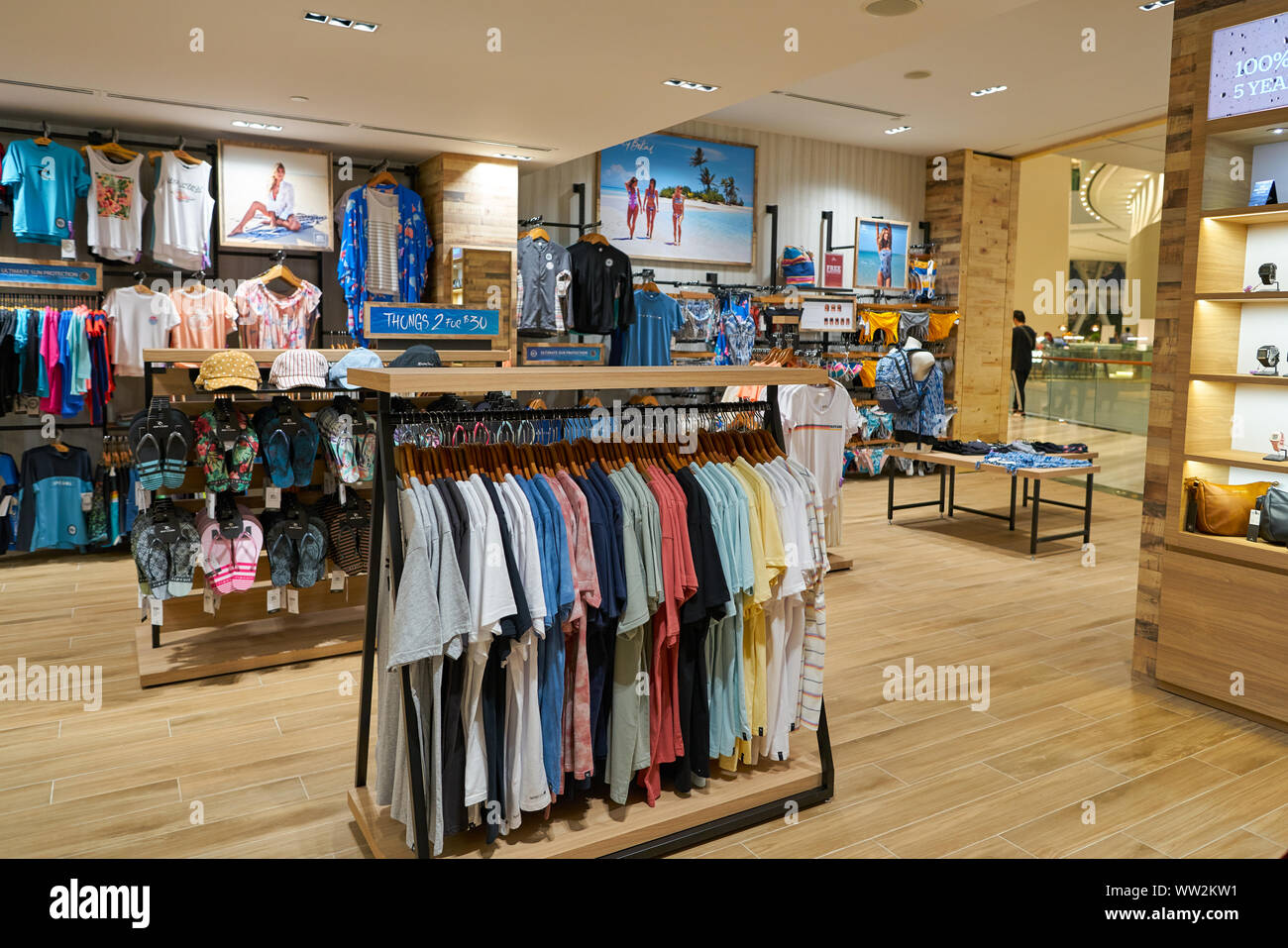 labio Gimnasio fuente SINGAPORE - CIRCA APRIL, 2019: interior shot of Rip Curl store in Jewel  Changi Airport Stock Photo - Alamy