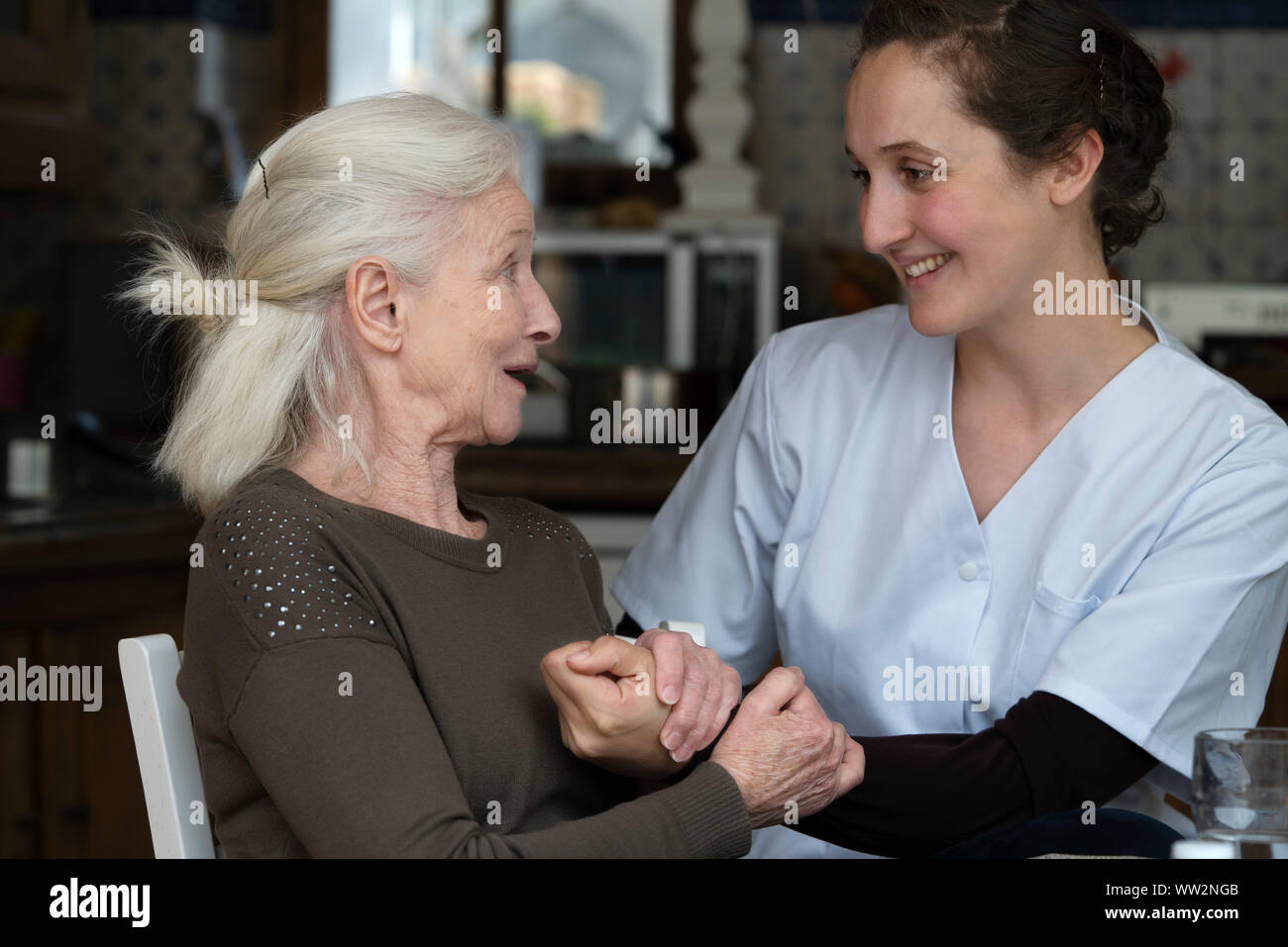Patient talking to nurse hi-res stock photography and images - Alamy