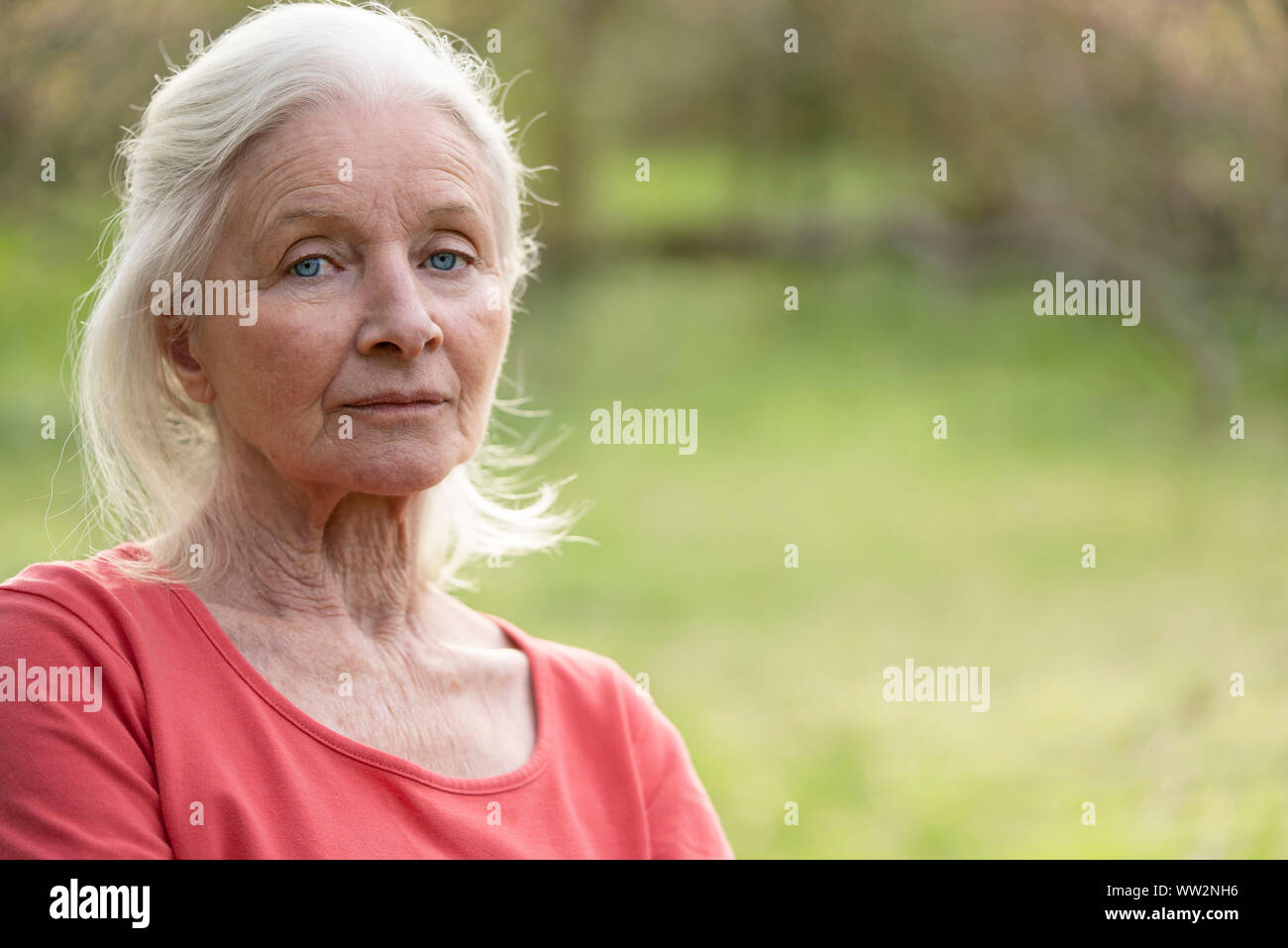 Portrait woman grey hair hi-res stock photography and images - Alamy