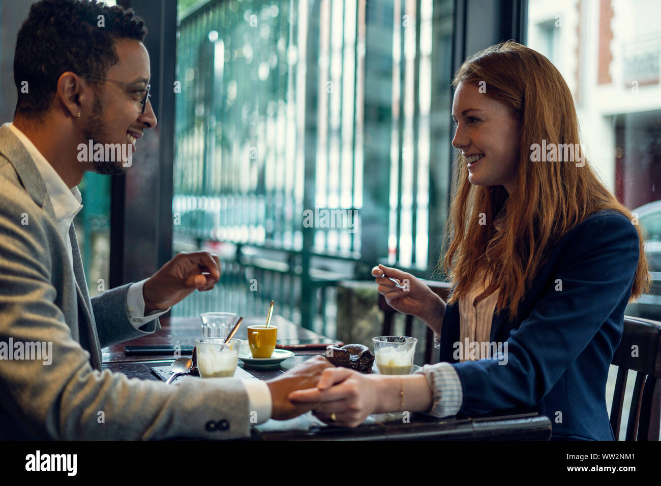Man woman couple sitting hi-res stock photography and images - Alamy
