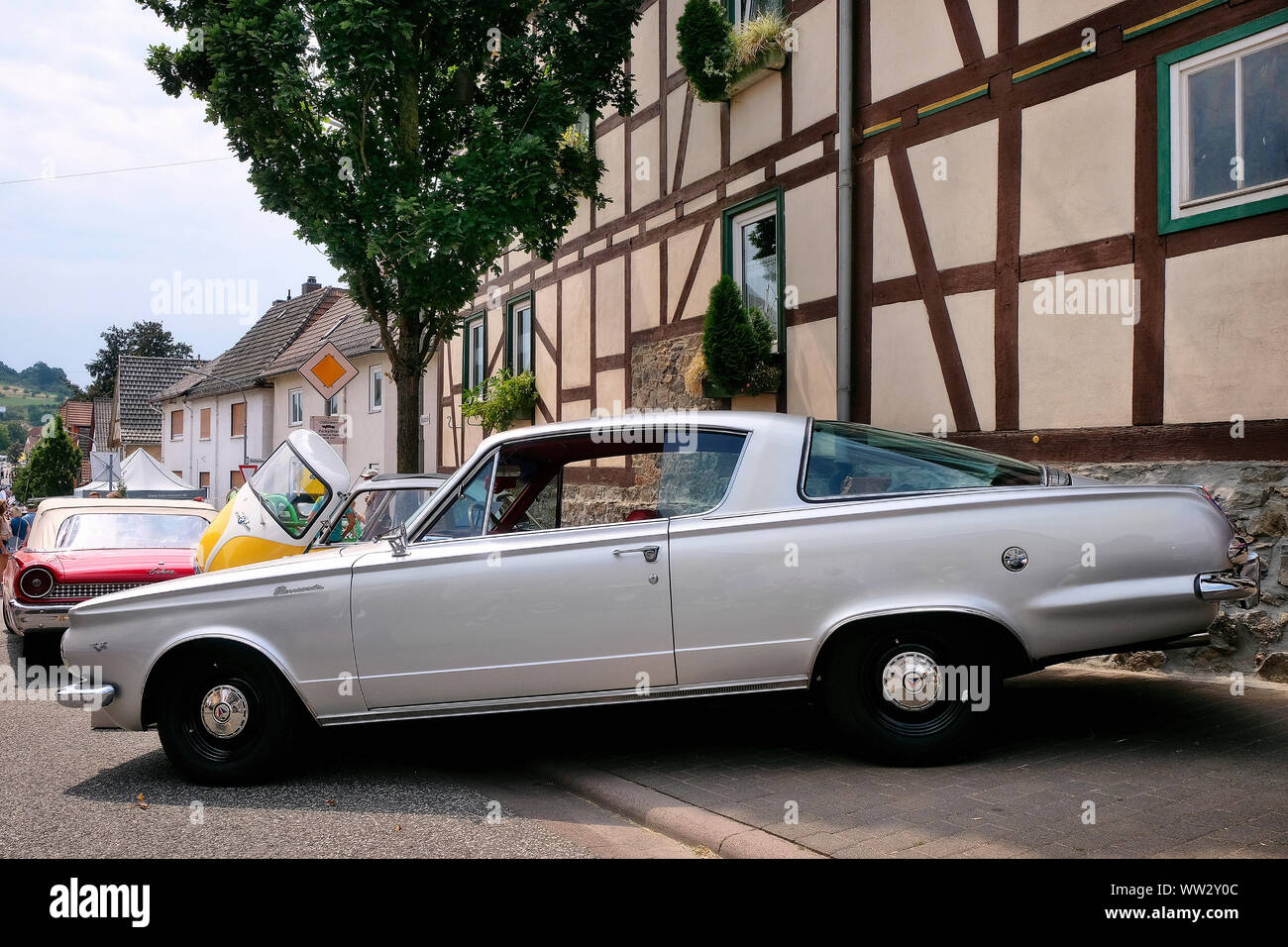 Oldtimer Festival 'Golden Oldies' im hessischen Krofdorf-Gleiberg. Plymouth Barracuda in der Hauptstrasse geparkt. Stock Photo