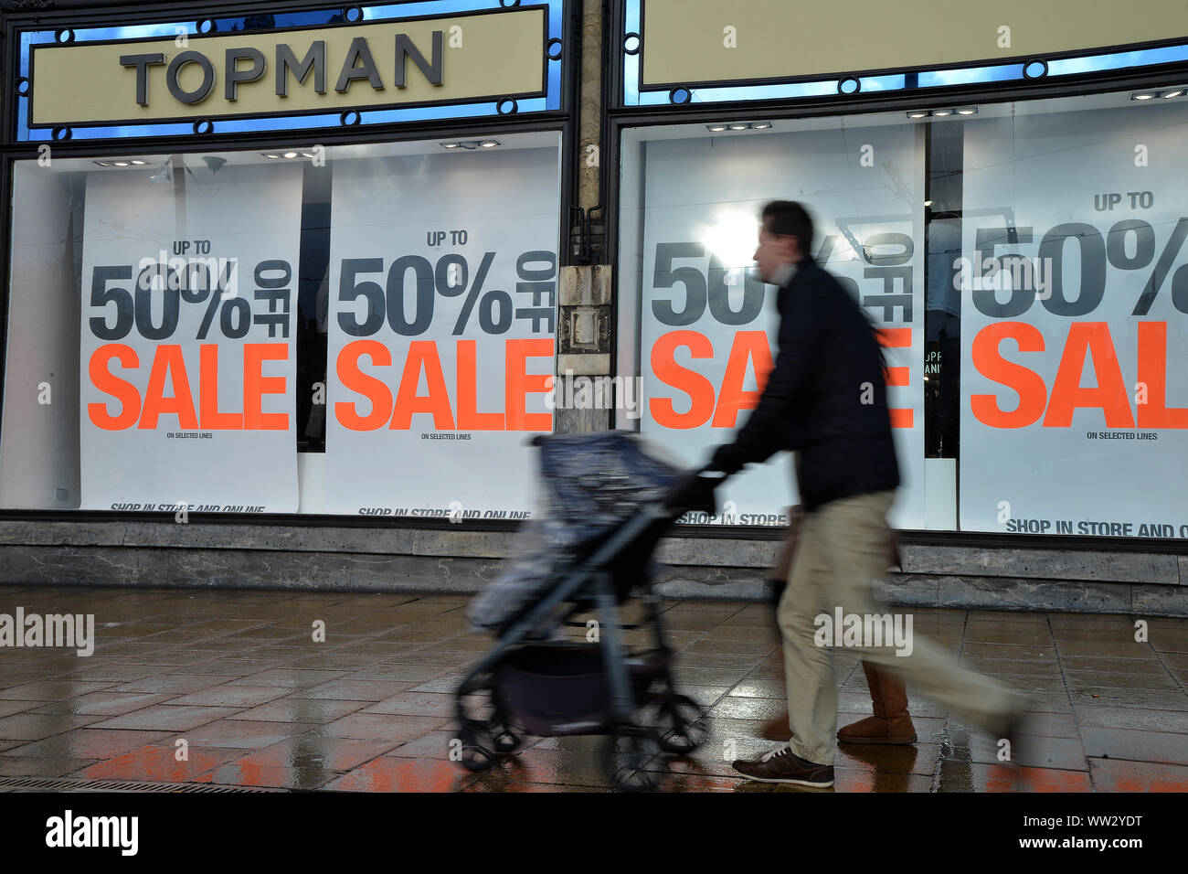 Boxing Day Sales get underway as shoppers on Princes Street in Edinburgh, Scotland, UK hunt for a bargain. Stock Photo