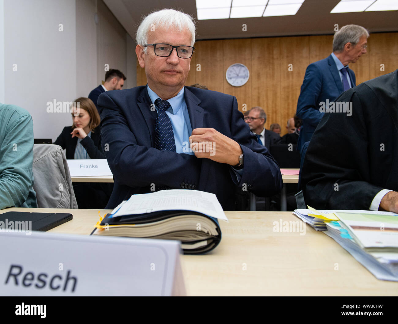 12 September 2019, North Rhine-Westphalia, Münster: Jürgen Resch, Federal Managing Director of Deutsche Umwelthilfe, sits before the hearing at the Higher Administrative Court in Münster. The Higher Administrative Court for North Rhine-Westphalia (Oberverwaltungsgericht für NRW) is hearing the action brought by Deutsche Umwelthilfe. The DUH is suing for an update of the clean air plan of the district government of Cologne for the city of Cologne. The aim is to take measures to ensure that the limit values for nitrogen dioxide are complied with as quickly as possible. It is controversial whethe Stock Photo