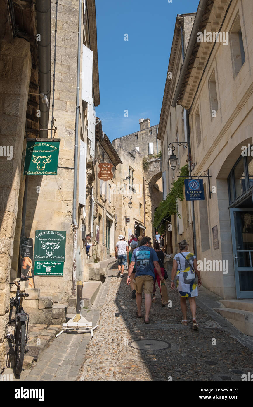 Narrow cobbled streets in the centre of the historic Unesco listed town of Saint-Emilion in Bordeaux, Gironde, France Stock Photo