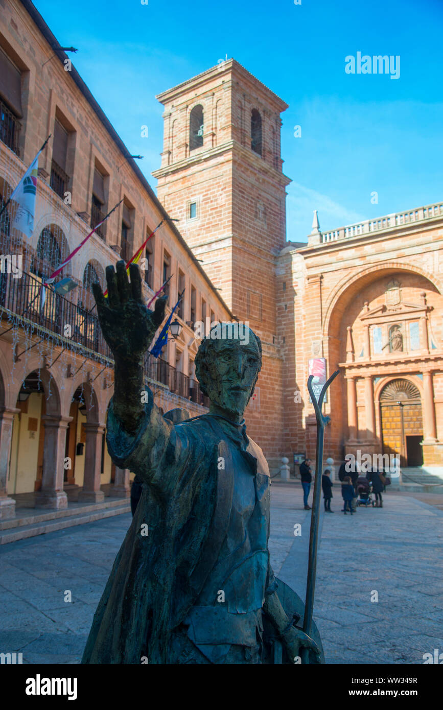 Don Quijote, sculpture by Giraldo. Plaza Mayor, Villanueva de los Infantes, Ciudad Real province, Castilla La Mancha, Spain. Stock Photo