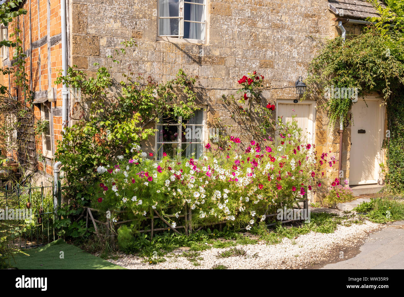 Typical English Cottage High Resolution Stock Photography and Images