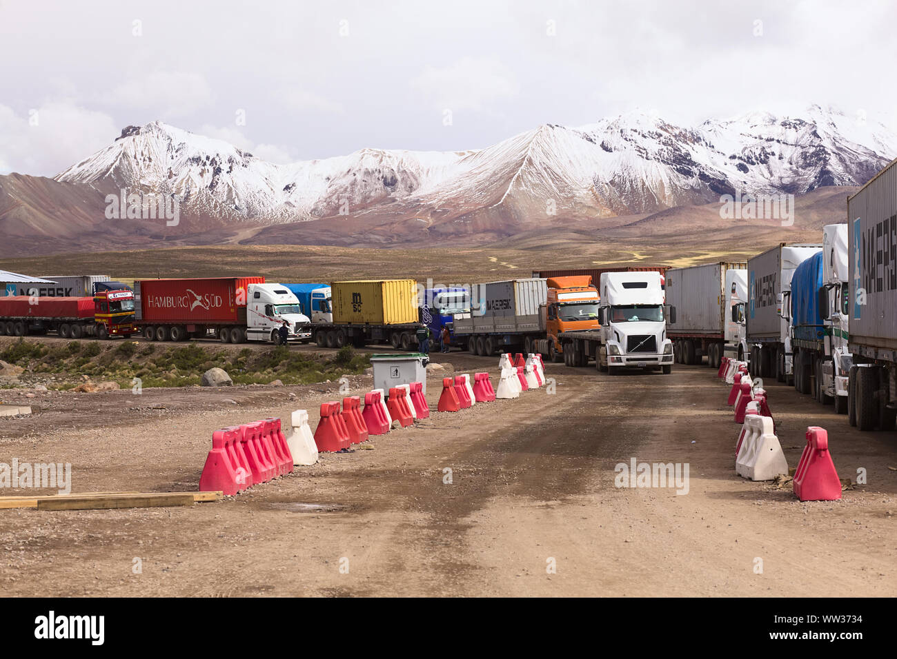 PASO CHUNGARA-TAMBO QUEMADO, CHILE-BOLIVIA - JANUARY 21, 2015: Trucks standing in line at the border crossing between Chile and Bolivia at Chungara Stock Photo