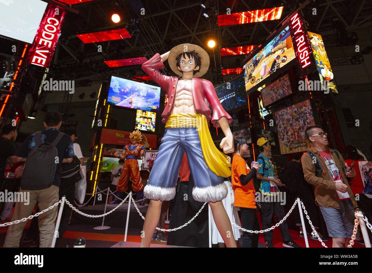 giant luffy statue