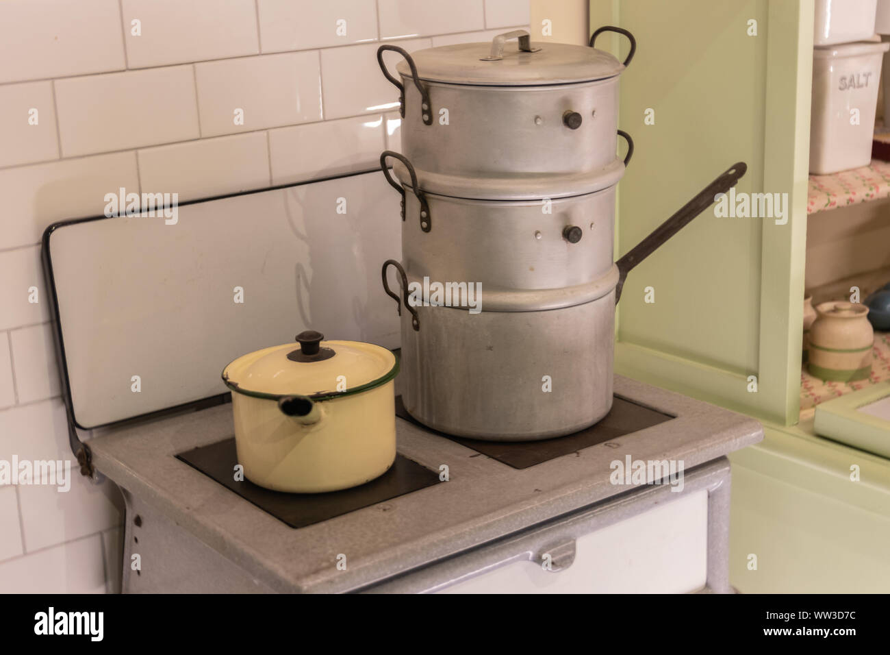 Mid century Creda Carefree freestanding electric cooker in an old fashioned  kitchen Stock Photo - Alamy