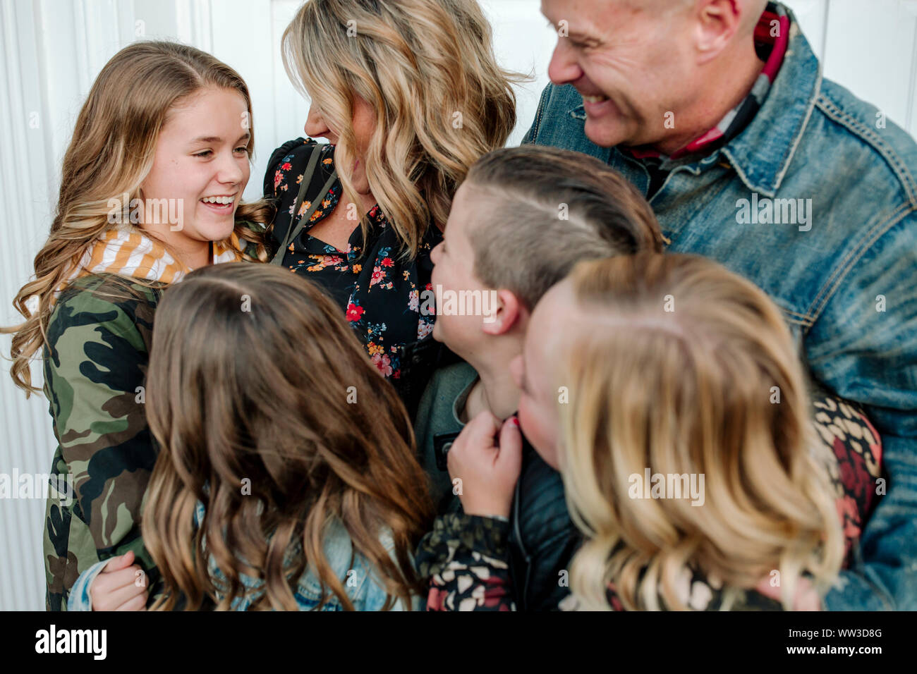 Pre teen girl smiling hi-res stock photography and images - Alamy