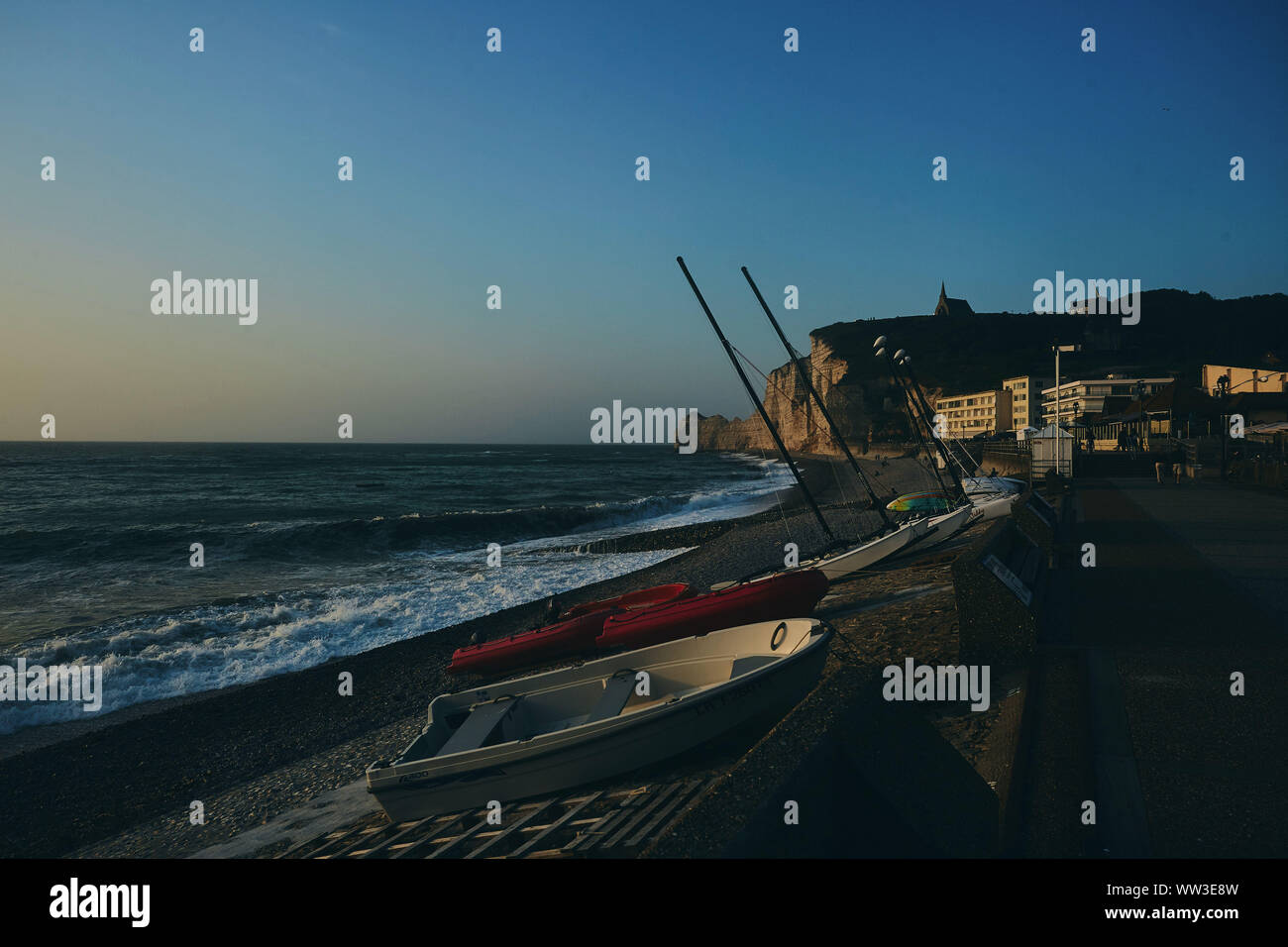 Boats on beach etretat normandy hi-res stock photography and images - Alamy