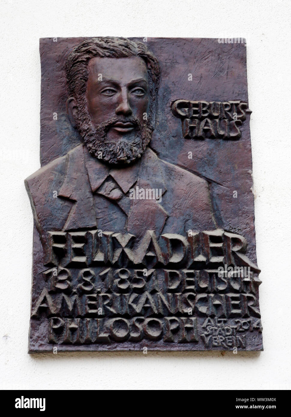 Gedenktafel am Geburtshaus des Philosophen Felix Adler, Alzey, Rheinland-Pfalz, Deutschland Stock Photo