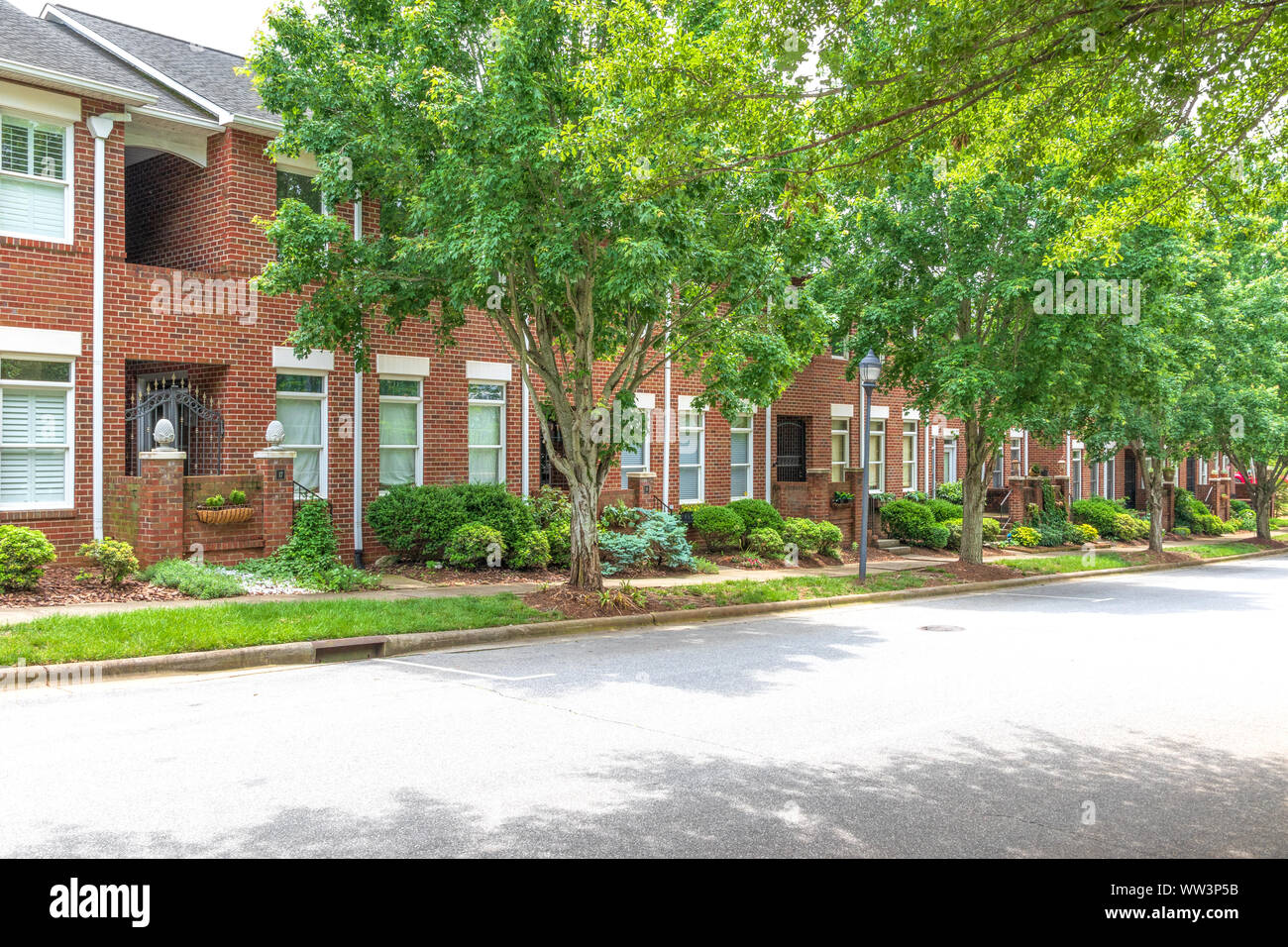 Elegant row houses hi-res stock photography and images - Alamy