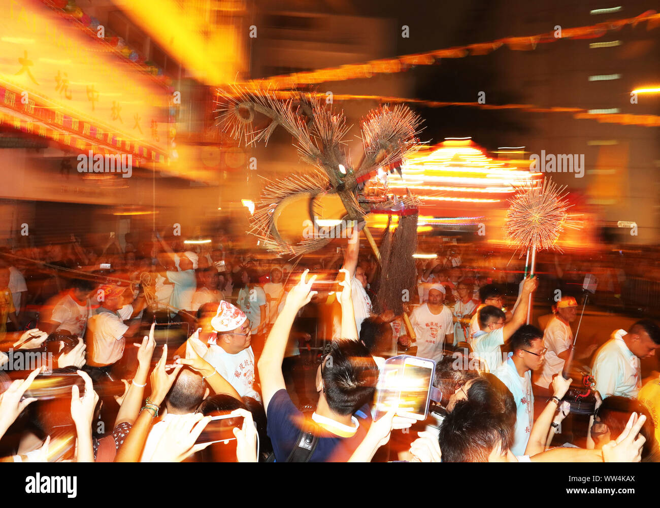 Mid autumn fire dragon dance hi-res stock photography and images - Alamy