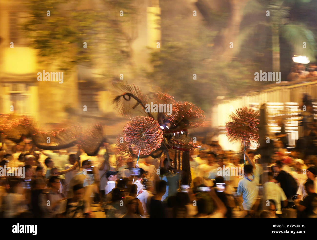 Mid autumn fire dragon dance hi-res stock photography and images - Alamy