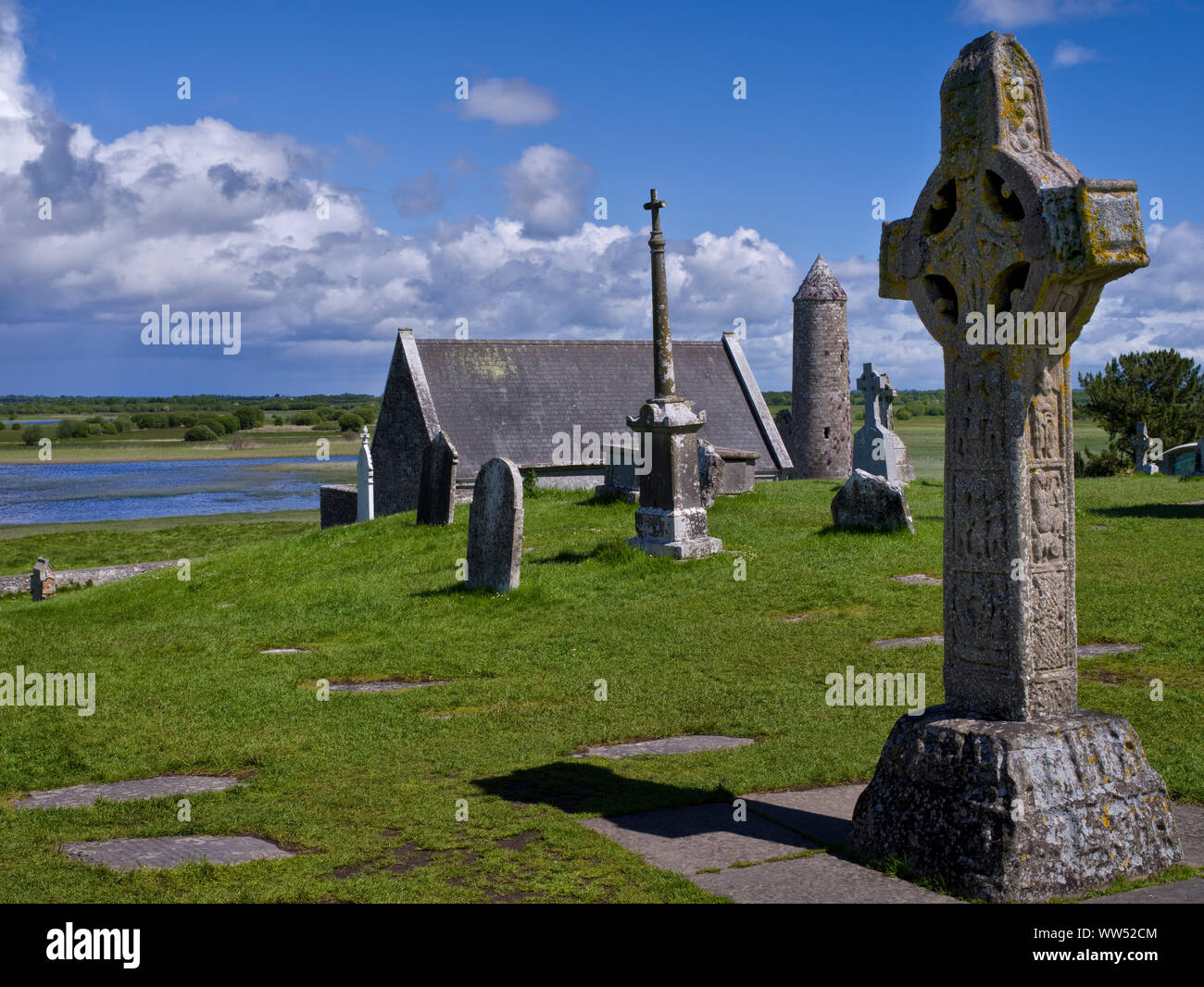 Ireland, County Offaly, monastery complex Clonmacnoise, high cross 'north cross' and Finghin round tower Stock Photo