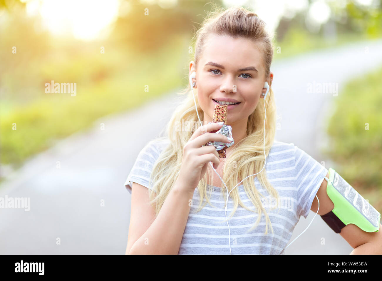 Jogging eat protein bar hires stock photography and images Alamy