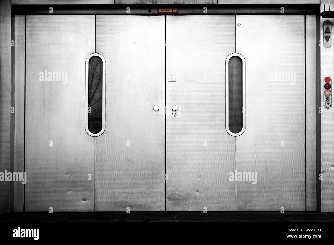 Old lift doors hi-res stock photography and images - Alamy