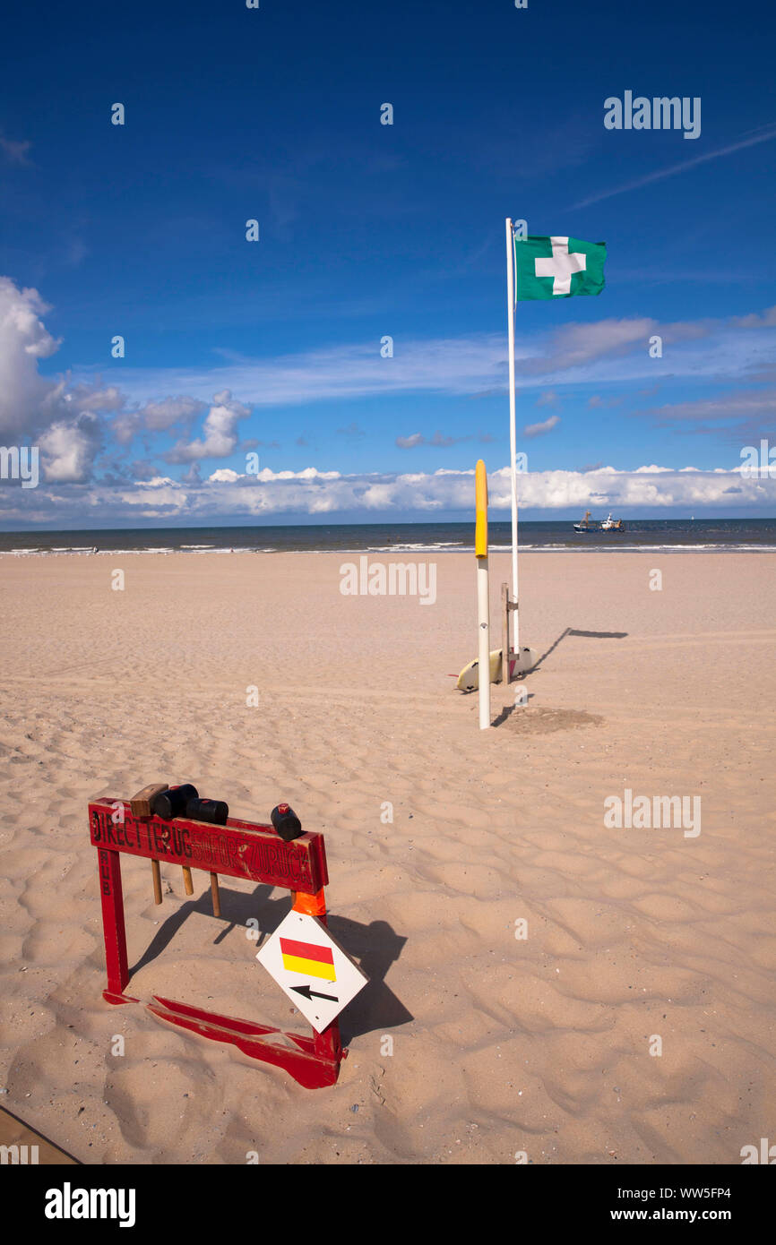 on the beach in Domburg on the peninsula Walcheren, hammer to rent for fixing the wind breaks, first aid flag, Zeeland, Netherlands.  am Strand bei Do Stock Photo