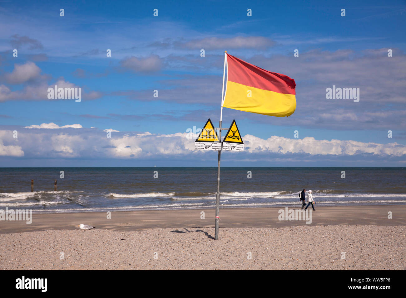 flag and signs warn swimmers of groynes in the water, the beach in Domburg on the peninsula Walcheren, Zeeland, Netherlands.  Flagge und Schilder warn Stock Photo