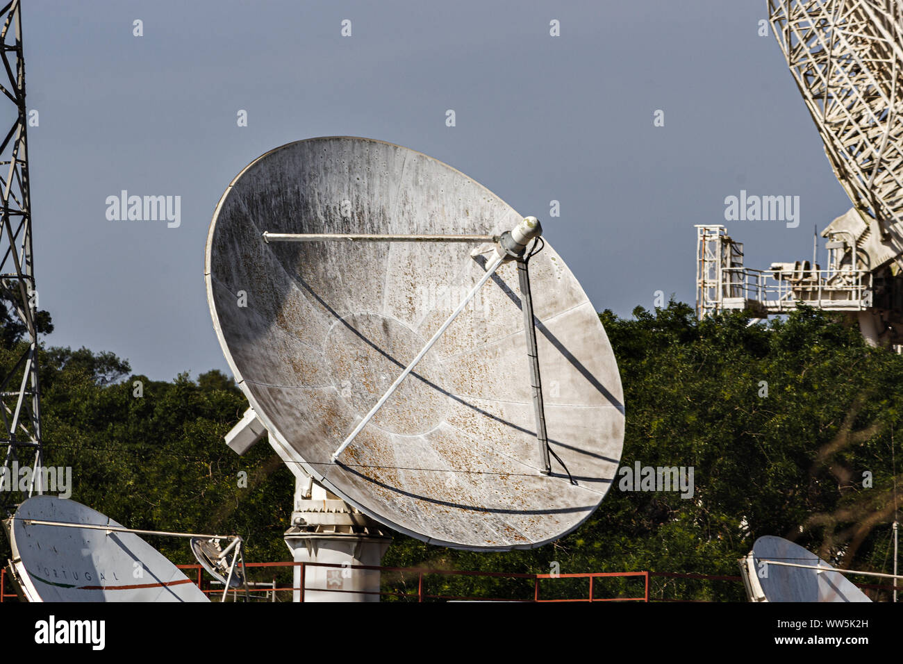 Commercial satellite dish hi-res stock photography and images - Alamy