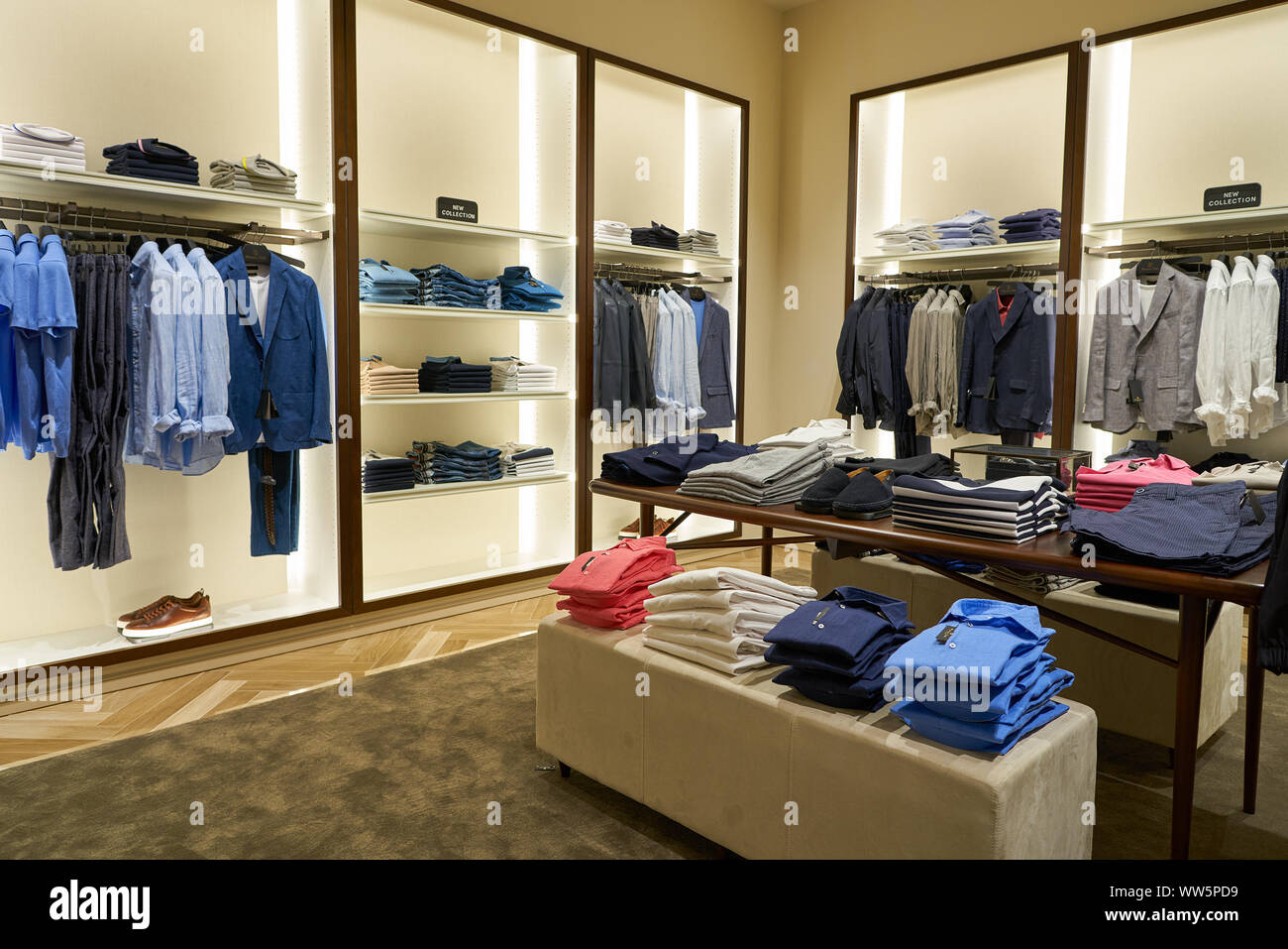 Massimo dutti boutique hi-res stock photography and images - Alamy
