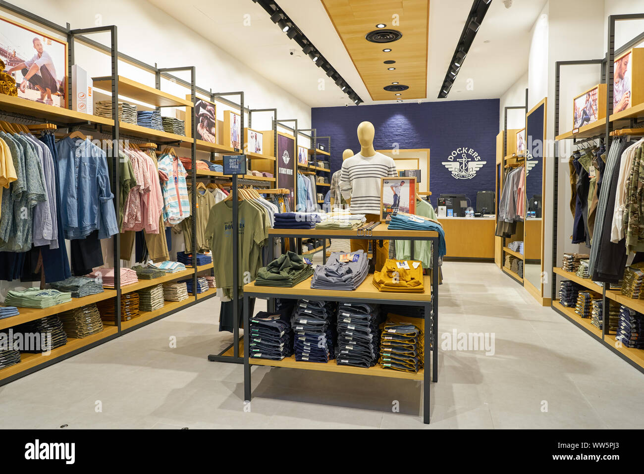 Dockers outlet hi-res stock photography and images - Alamy