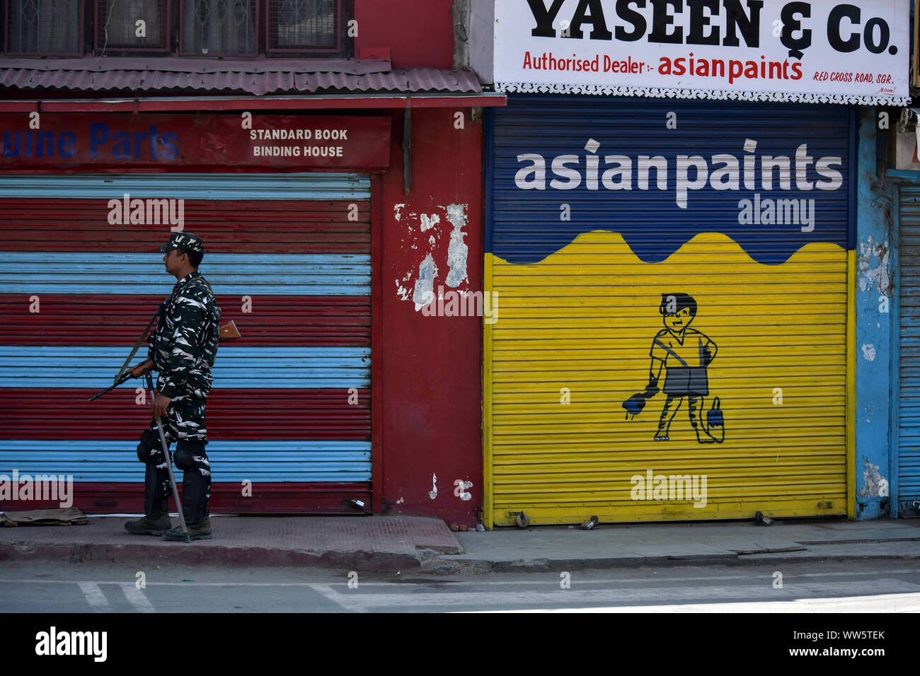 Kashmir, India. 13th Sep, 2019. A paramilitary trooper stands guard during shutdown in Srinagar, Kashmir. Kashmir valley remained shut for the 40th consecutive day following the scrapping of Article 370 by the central government which grants special status to Jammu & Kashmir. Credit: SOPA Images Limited/Alamy Live News Stock Photo