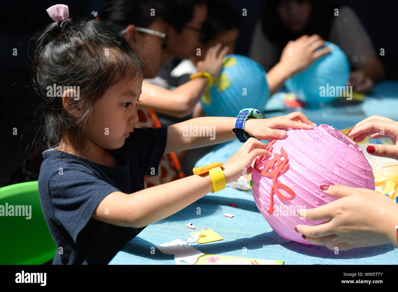 190913) -- HANGZHOU, Sept. 13, 2019 (Xinhua) -- Children make lanterns at  an activity to celebrate the Mid-Autumn Festival in Hangzhou, east China's  Zhejiang Province, Sept. 13, 2019. Children took part in, image size:1300x956