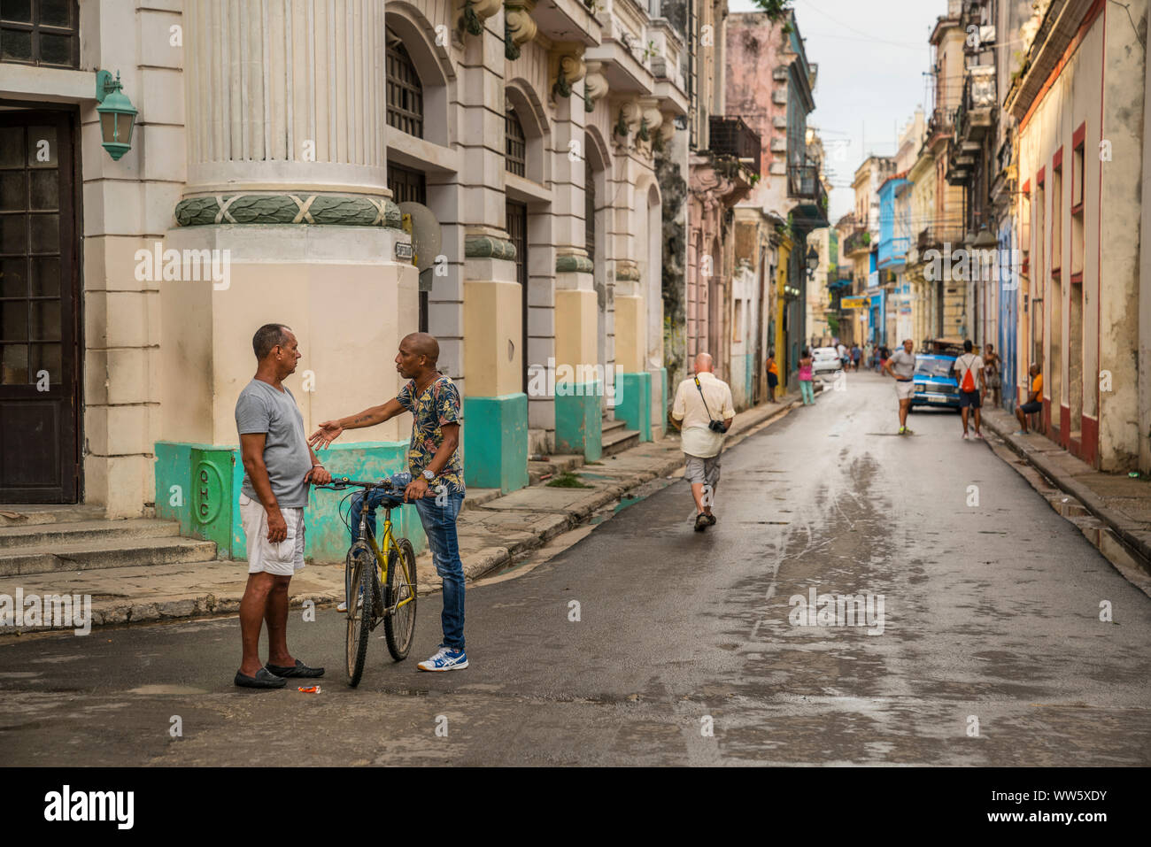 Street building line in Havana, Cuba, two men talking Stock Photo