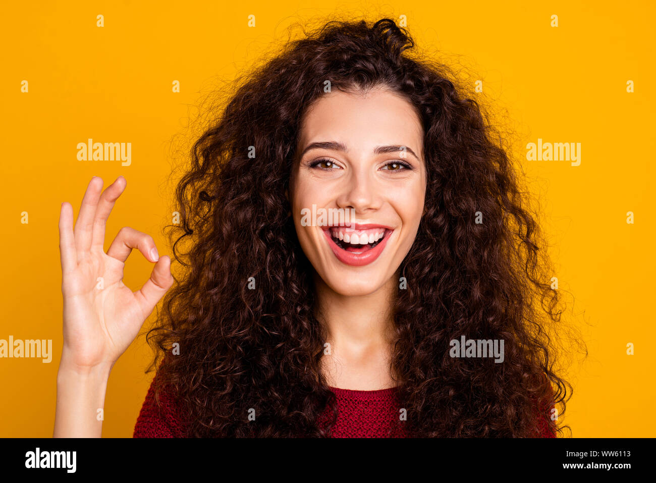 Female wavy brunette hair wearing hi-res stock photography and images -  Page 16 - Alamy
