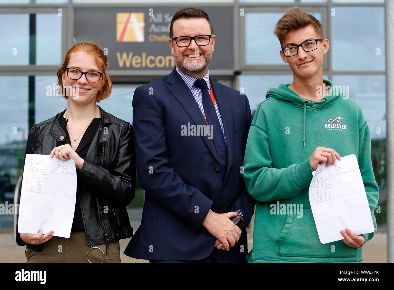 Top results for Amie Adcock (three 9s, and five 8 grades and Peter Emeredge (eight 9s and two 8 grades) with Dermot McNiffe, principal, at GCSE result Stock Photo