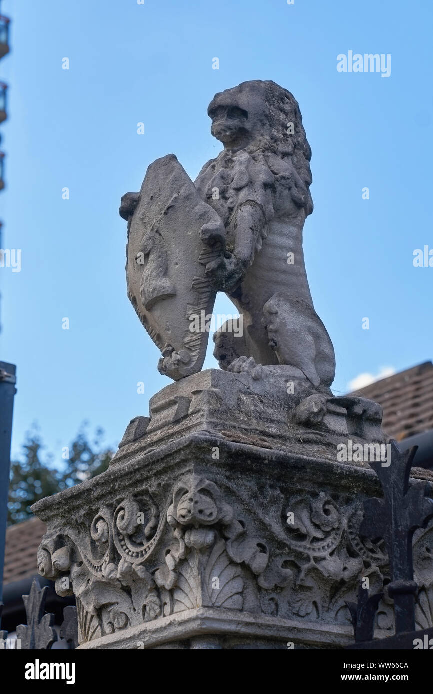 columbia road gates lion Stock Photo Alamy