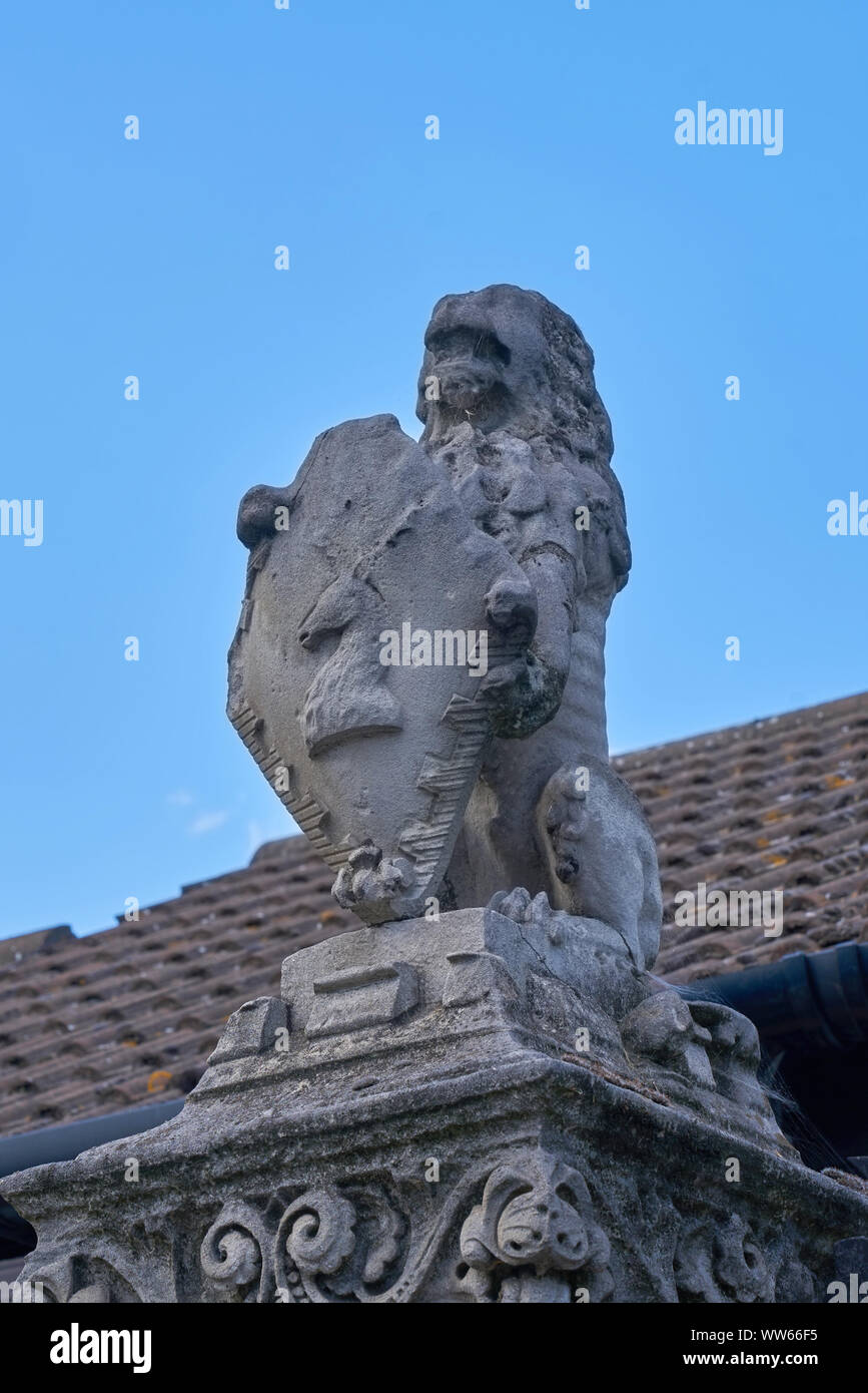 columbia road gates lion Stock Photo Alamy