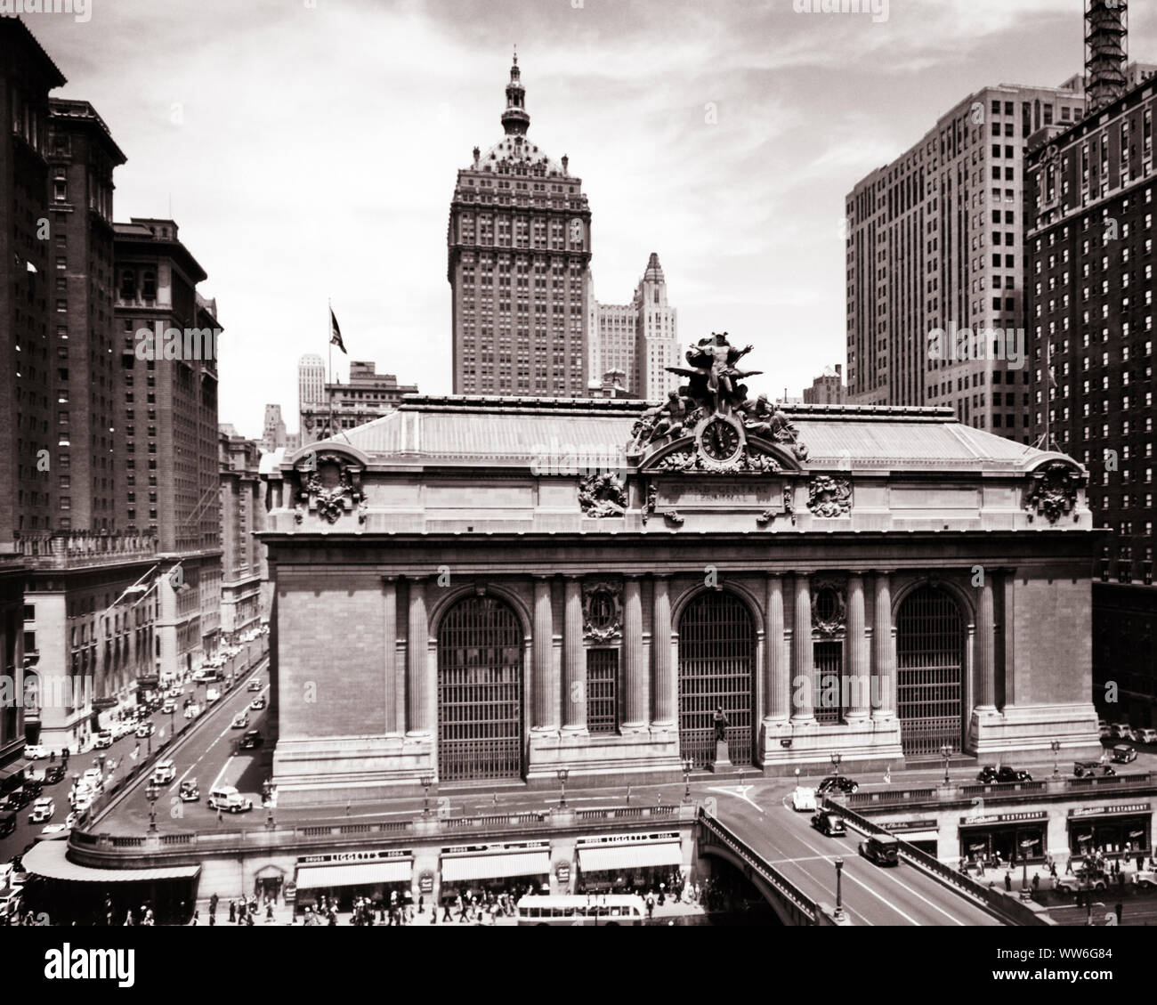 1930s EXTERIOR OF GRAND CENTRAL STATION ON 42ND STREET BUILT 1913 IN BEAUX ARTS STYLE MANHATTAN NEW YORK CITY USA - q36120 CPC001 HARS BUILT CREATIVITY NATIONAL HISTORIC LANDMARK 42ND STREET BEAUX ARTS BLACK AND WHITE OLD FASHIONED Stock Photo