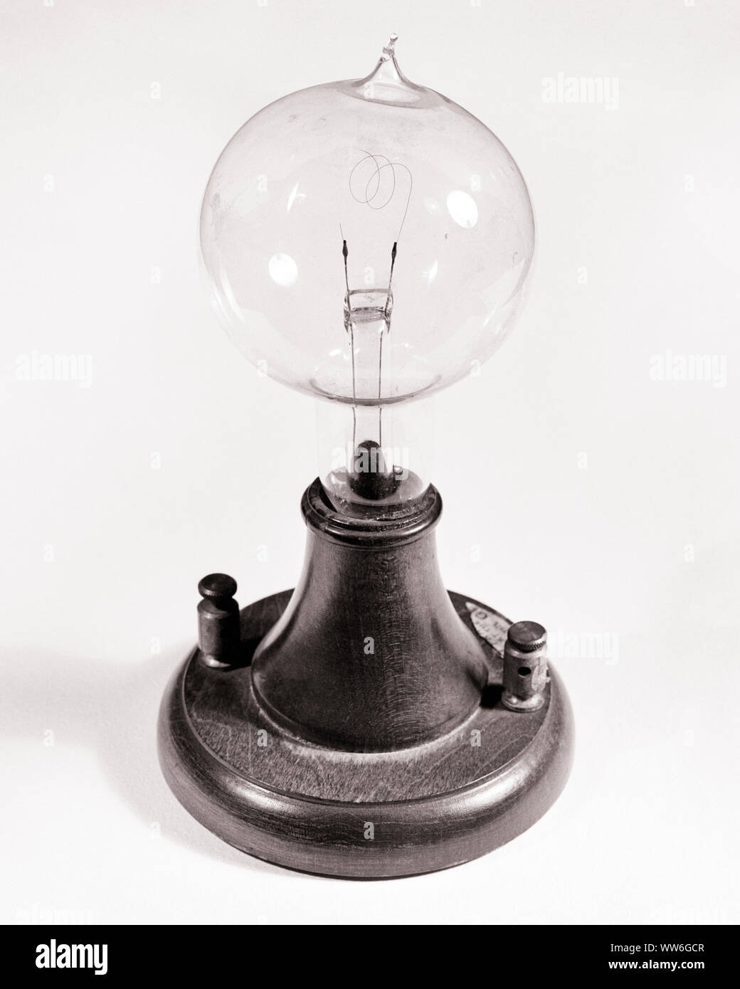 1800s 1877 REPLICA FIRST THOMAS A EDISON INCANDESCENT CARBON FILAMENT LAMP LIGHT BULB  - q50042 CPC001 HARS OLD FASHIONED Stock Photo