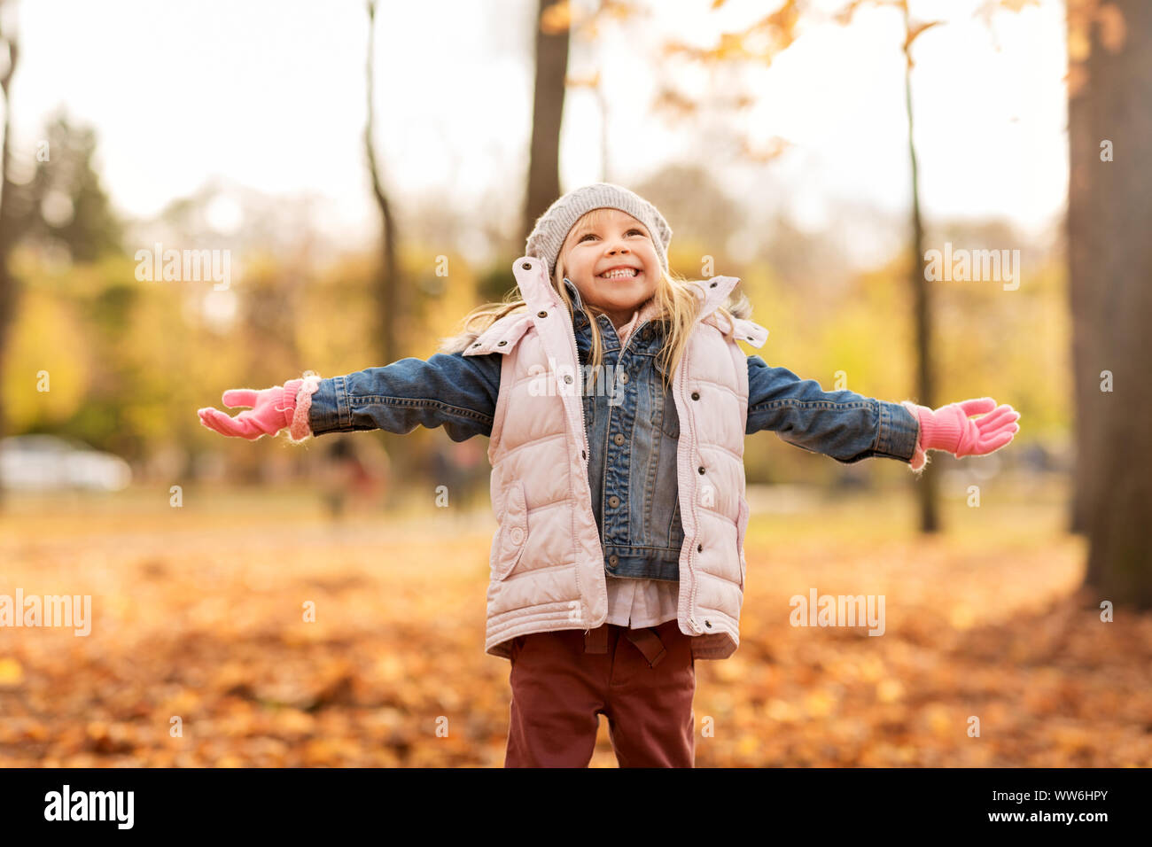 Girl open arms hi-res stock photography and images - Alamy