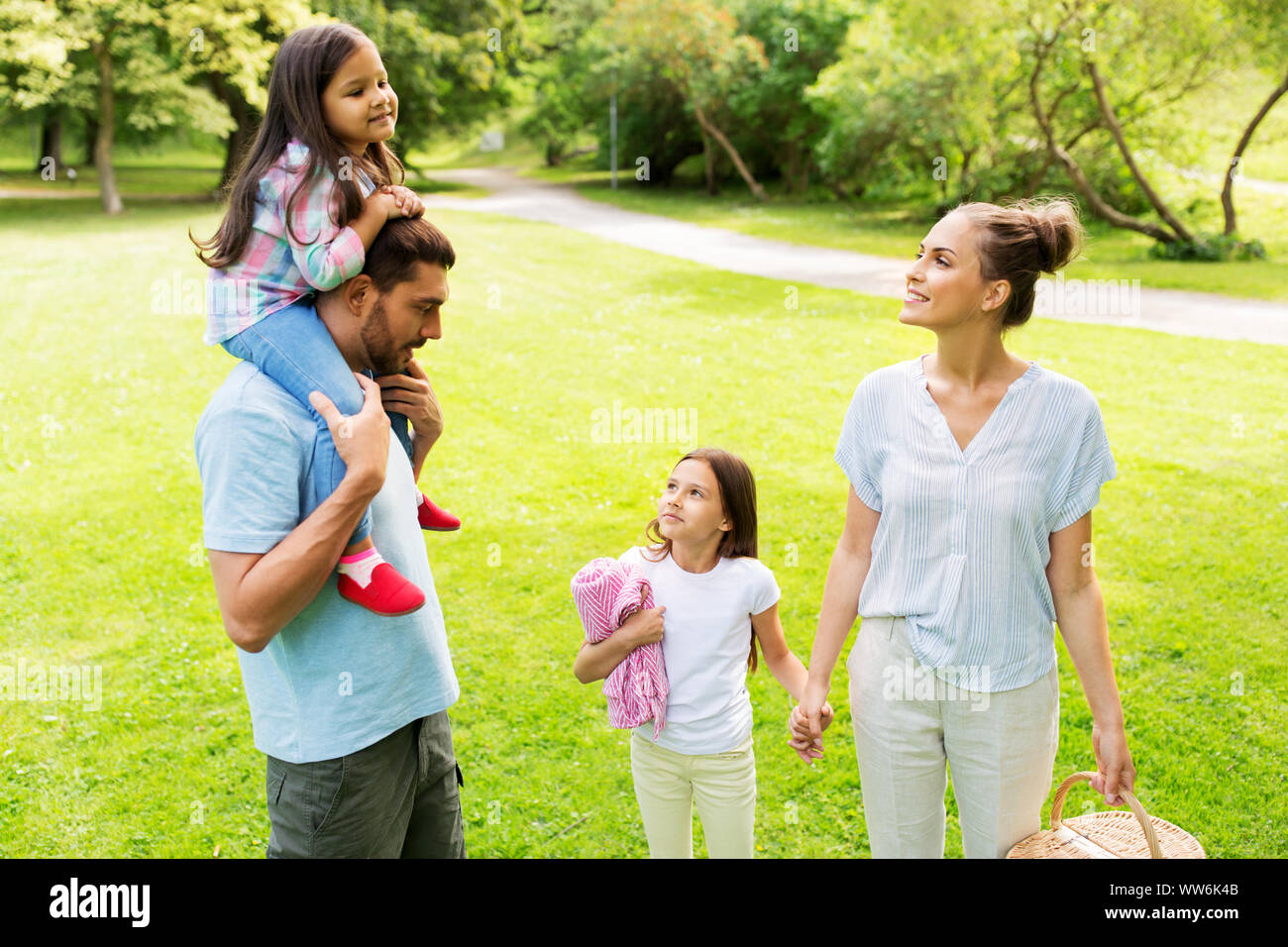 Happy family picnic hi-res stock photography and images - Alamy