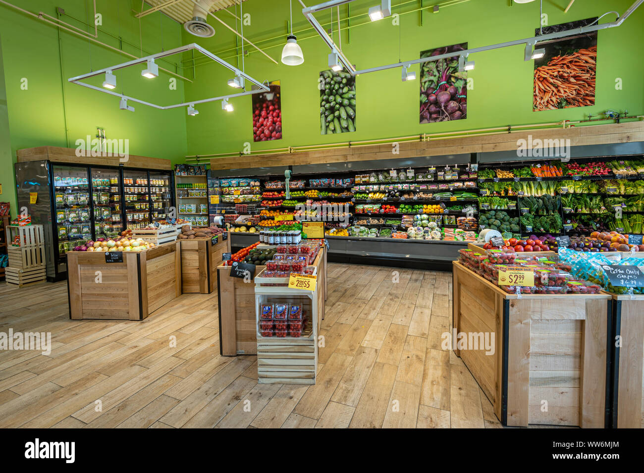 Supermarket groceries food inside interior hi-res stock photography and ...