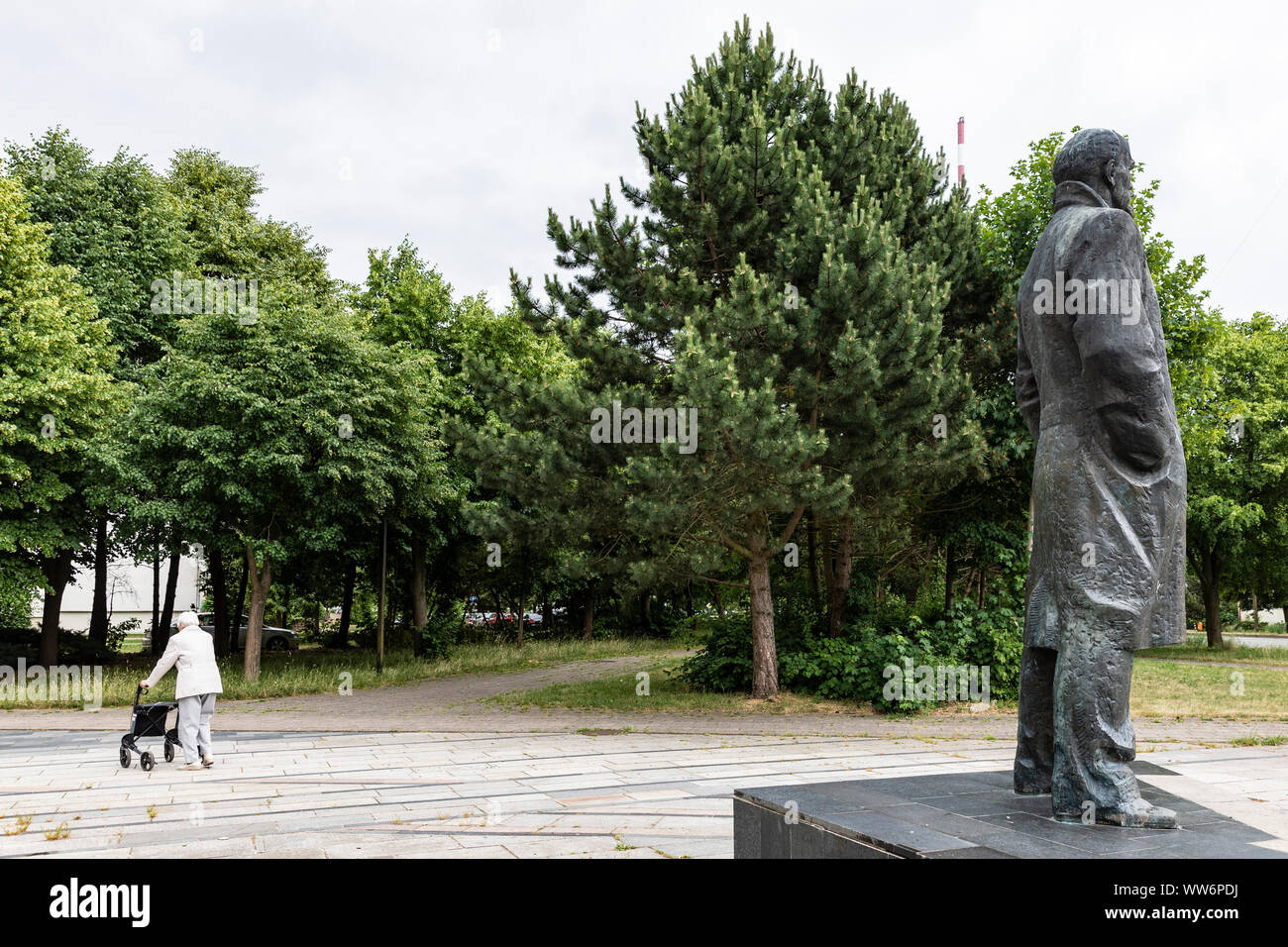 Germany, Mecklenburg-Vorpommern, Schwerin, Dreesch, Lenin statue and pensioner Stock Photo
