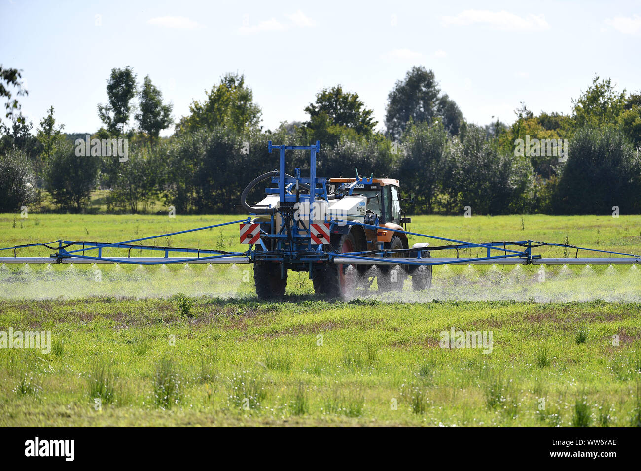 Hair, Deutschland. 13th Sep, 2019. A farmer brings out crop protection with glyphosate on a field, splash, syringe, spray, tractor, spray, weedkiller, poison, carcinogenic, farmer, agriculture, agrarian, Monsanto, BAYER. | usage worldwide Credit: dpa/Alamy Live News Stock Photo