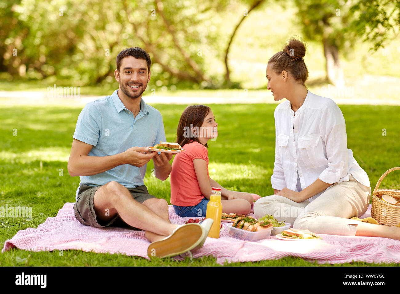 Picnic blanket food family hi-res stock photography and images - Alamy