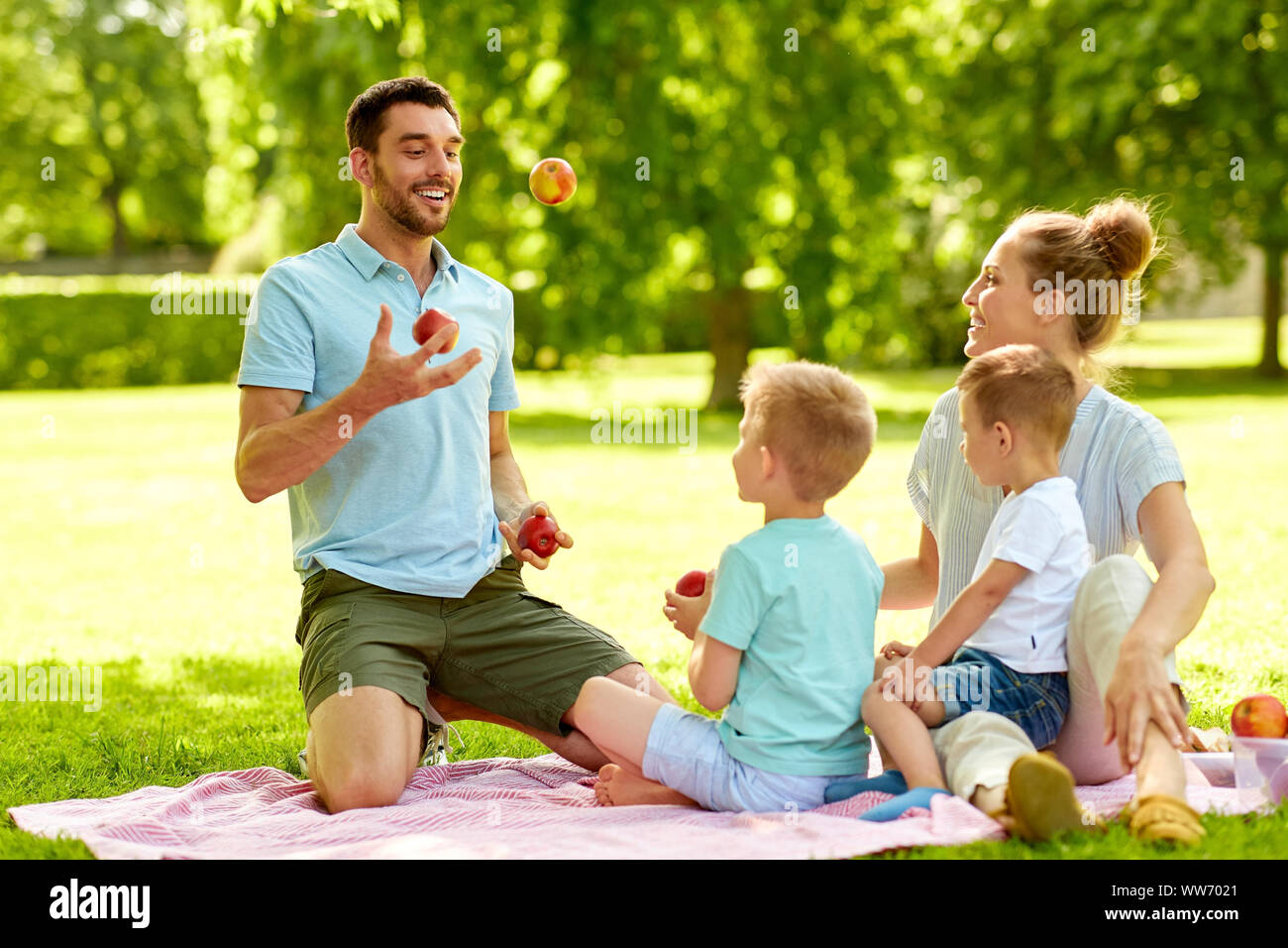 Family having picnic hi-res stock photography and images - Alamy