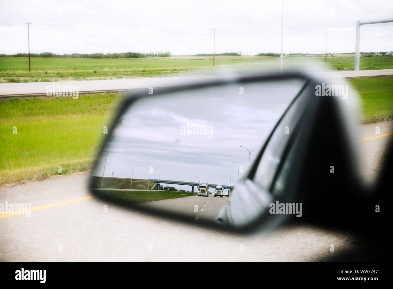 Semi truck in mirror hires stock photography and images Alamy