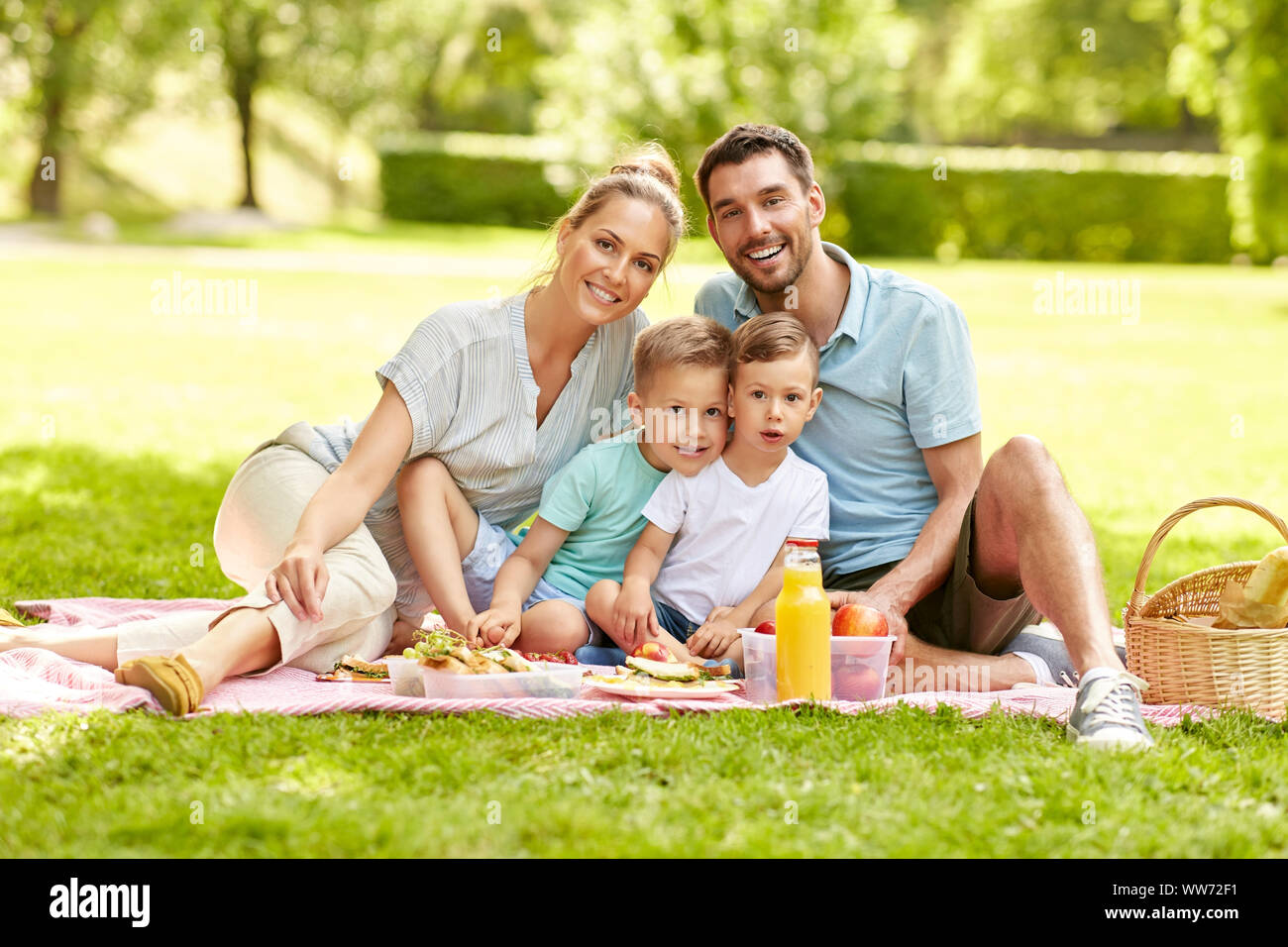 Family picnic basket park boy hi-res stock photography and images - Alamy