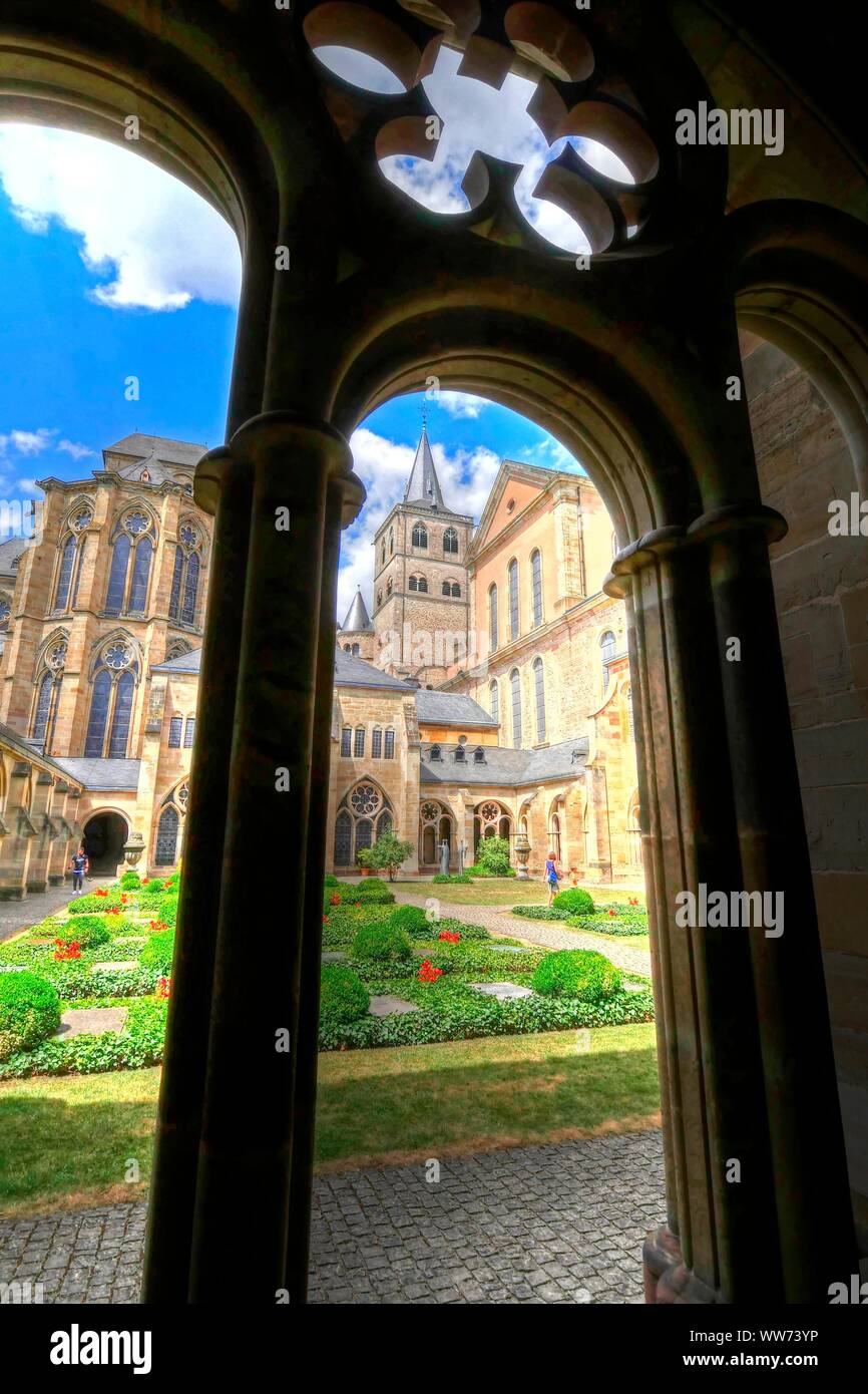 View of courtyard and church from the cloister, High Cathedral of Saint Peter, Trier, Rhineland-Palatinate, Germany Stock Photo