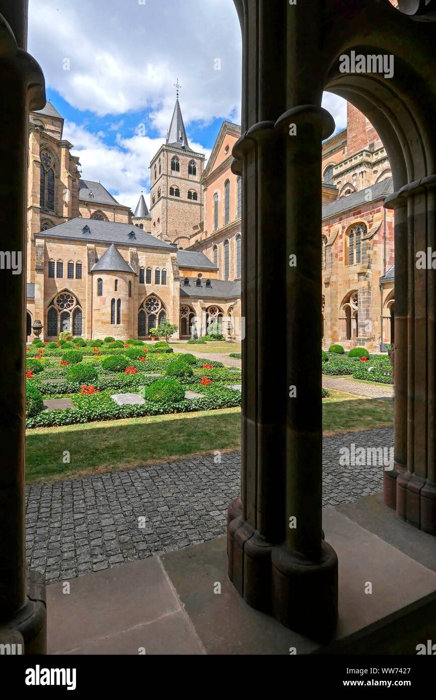 View of courtyard and church from the cloister, High Cathedral of Saint Peter, Trier, Rhineland-Palatinate, Germany Stock Photo