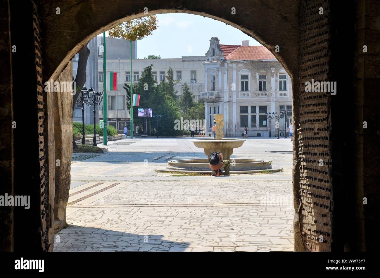 Vidin an der Donau, Bulgarien: Blick aus dem Stadttor auf den Hauptplatz Stock Photo