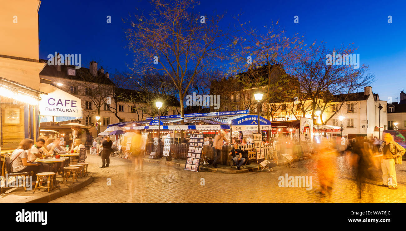 France, Paris, Montmartre, Place du Tertre, sidewalk cafe, restaurant, painter, street scene, people Stock Photo